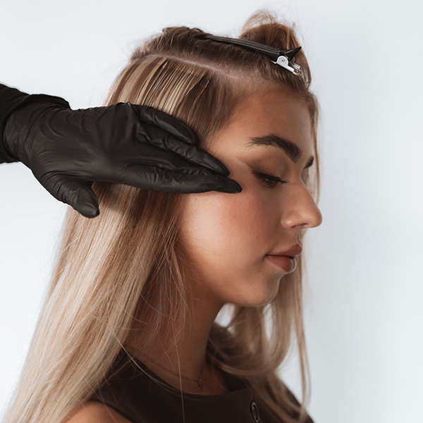 Anbringen von Tape-In-Extensions am Haaransatz