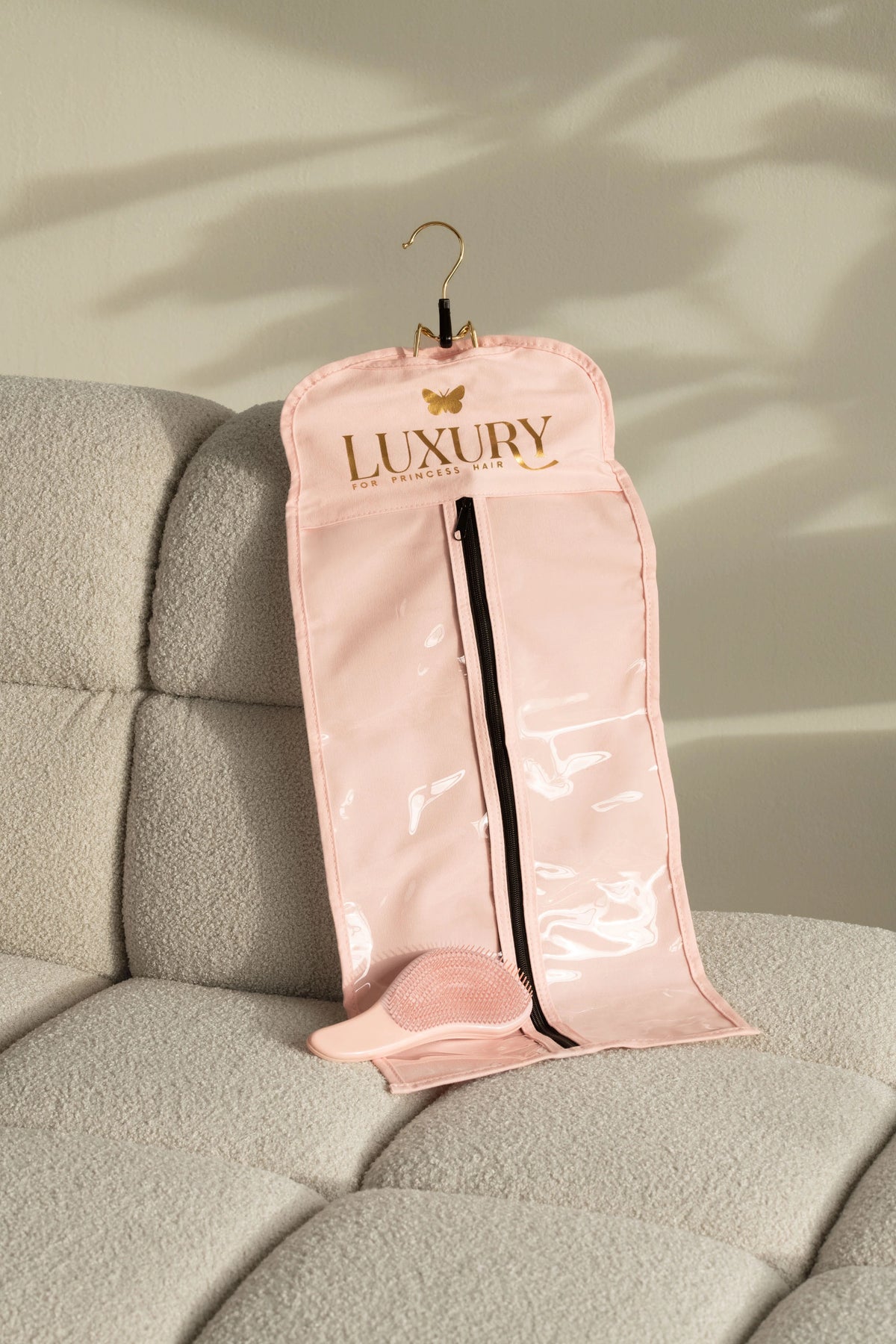 Luxury Aufbewahrungsbox & Kleiderbügel auf dem Sofa