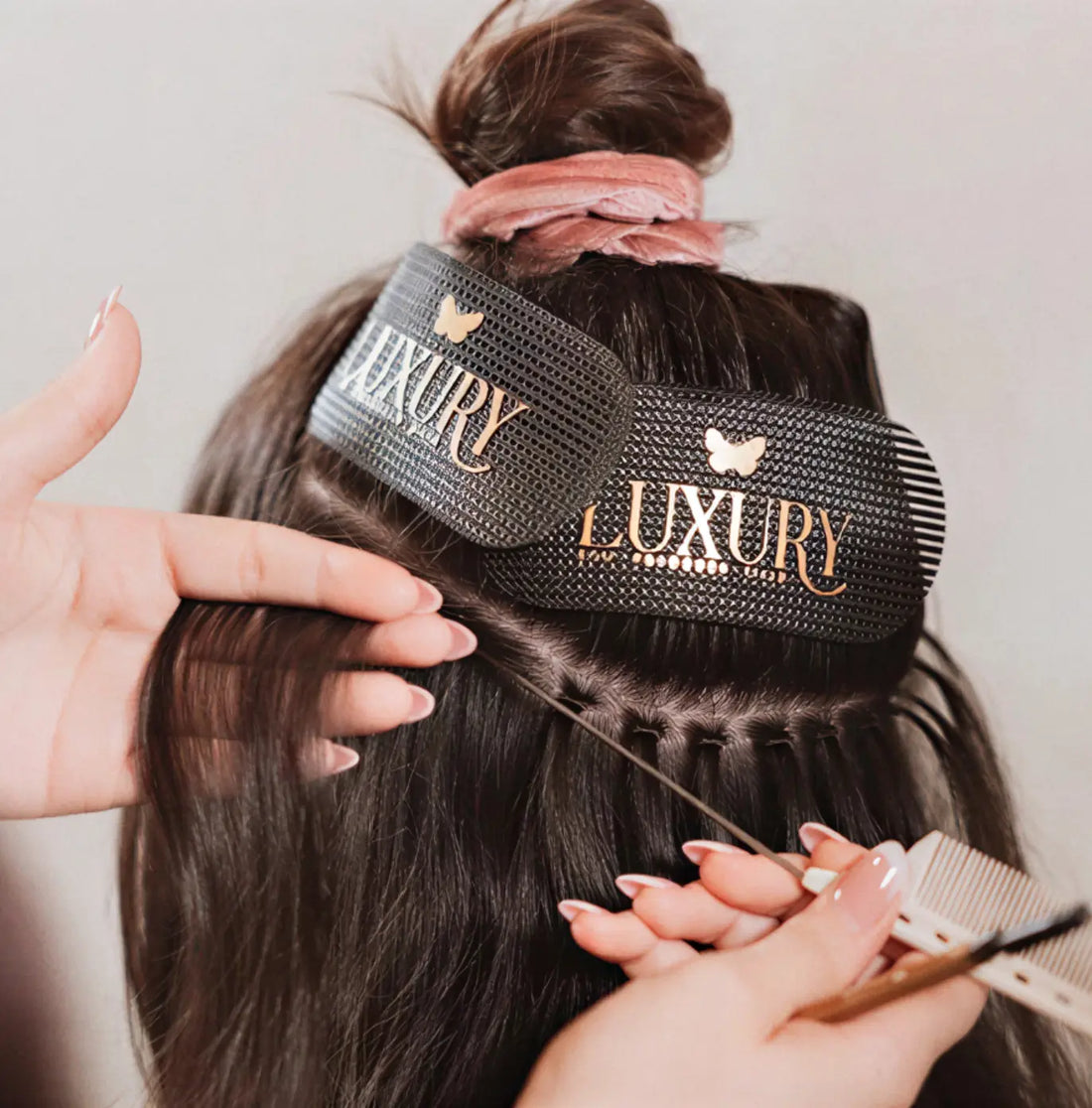 Anbringen von Extensions im Salon