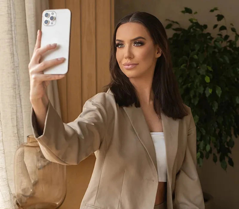 Vrouw maakt een selfie voor een second opinion over haar haarkleur
