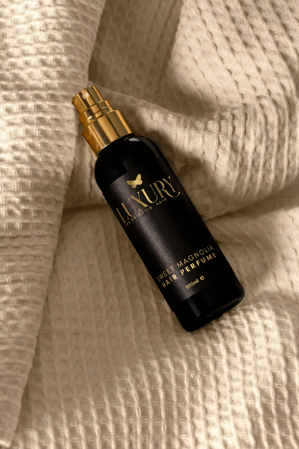 Brume parfumée pour cheveux Luxury Magnolia sur un plaid doux