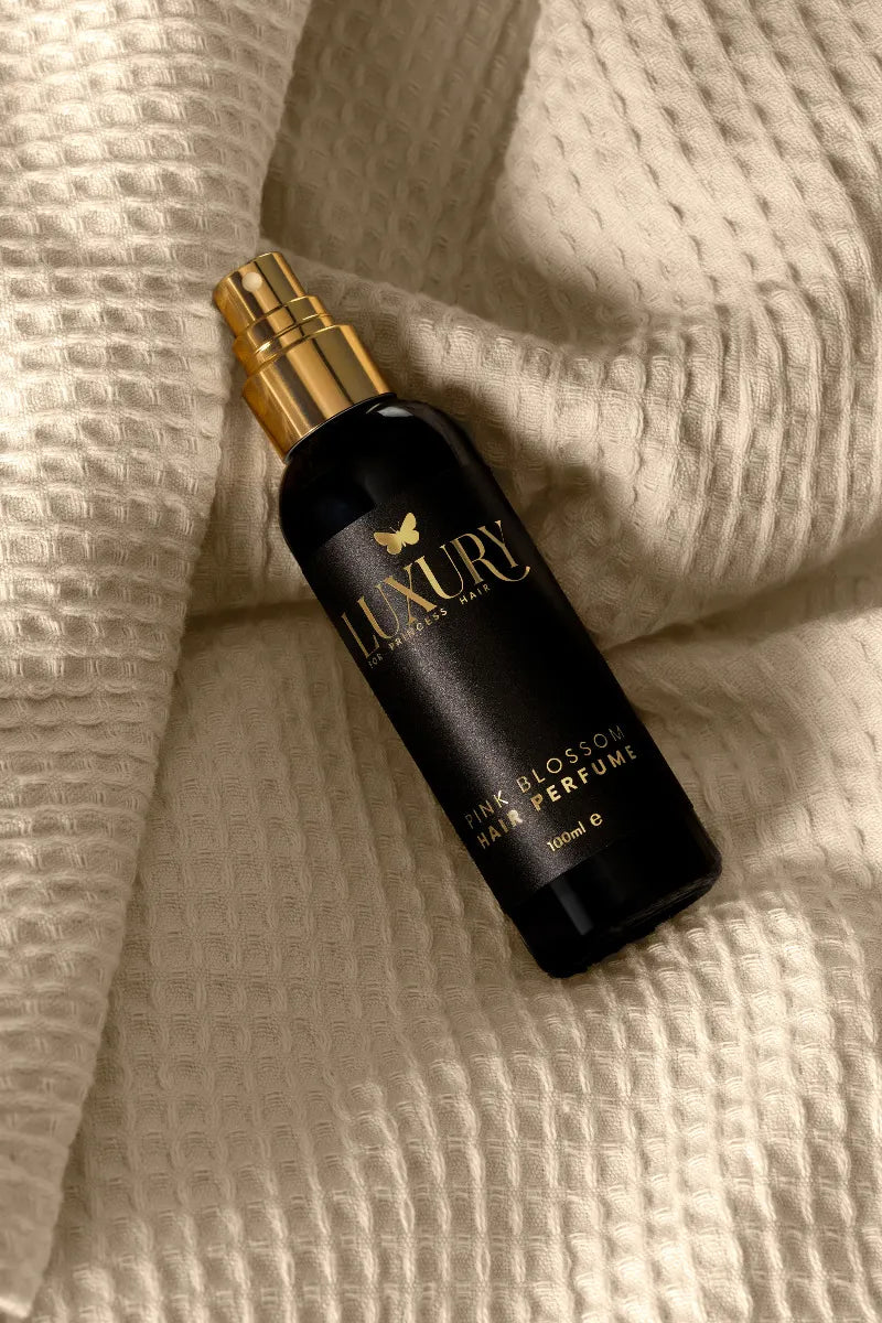 Luxury Hair Perfume Mist Pink Blossom op een zachte deken