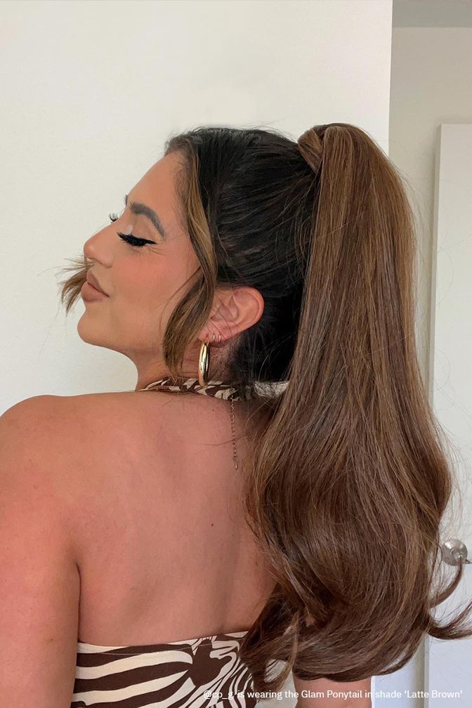 The Glam Ponytail Latte Brown – brown highlights ponytail extension, 190 grams, 18", synthetic hair (detail)
