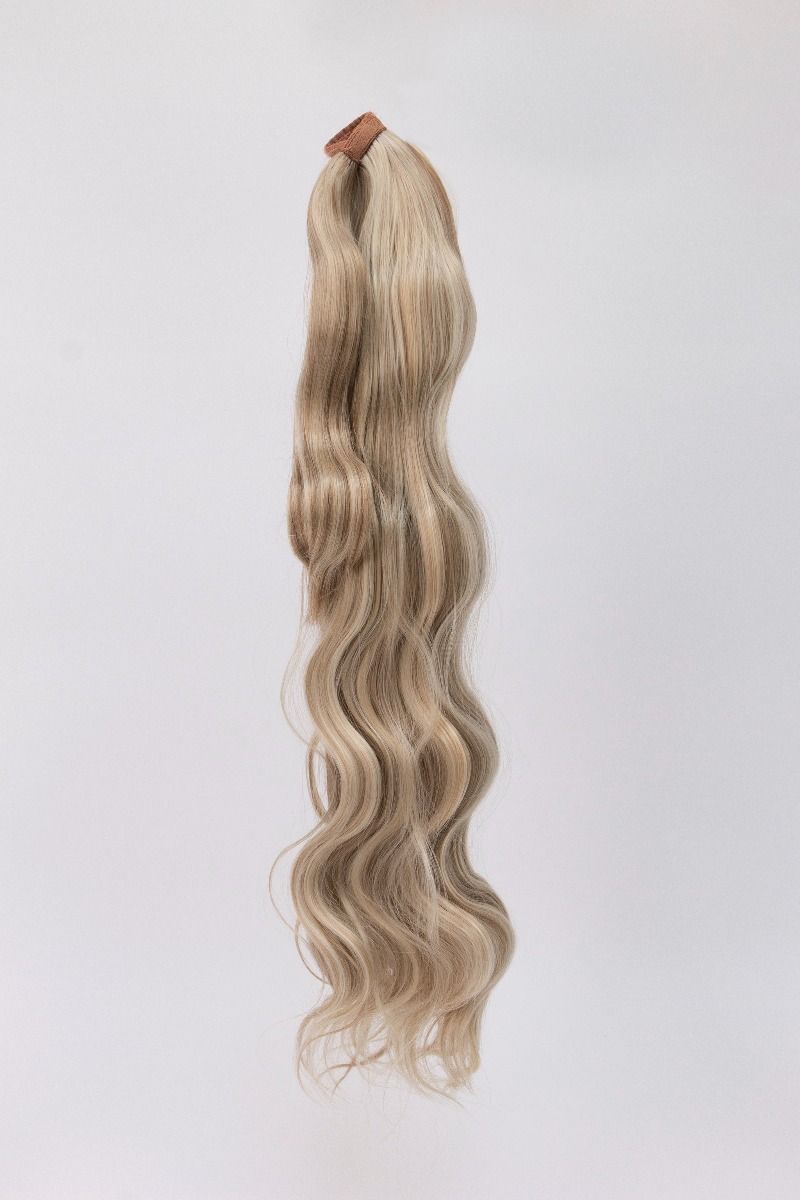 The Hollywood Ponytail Frosted Blonde – blonde highlights ponytail extension, 220 grams, 26", synthetic hair (detail)
