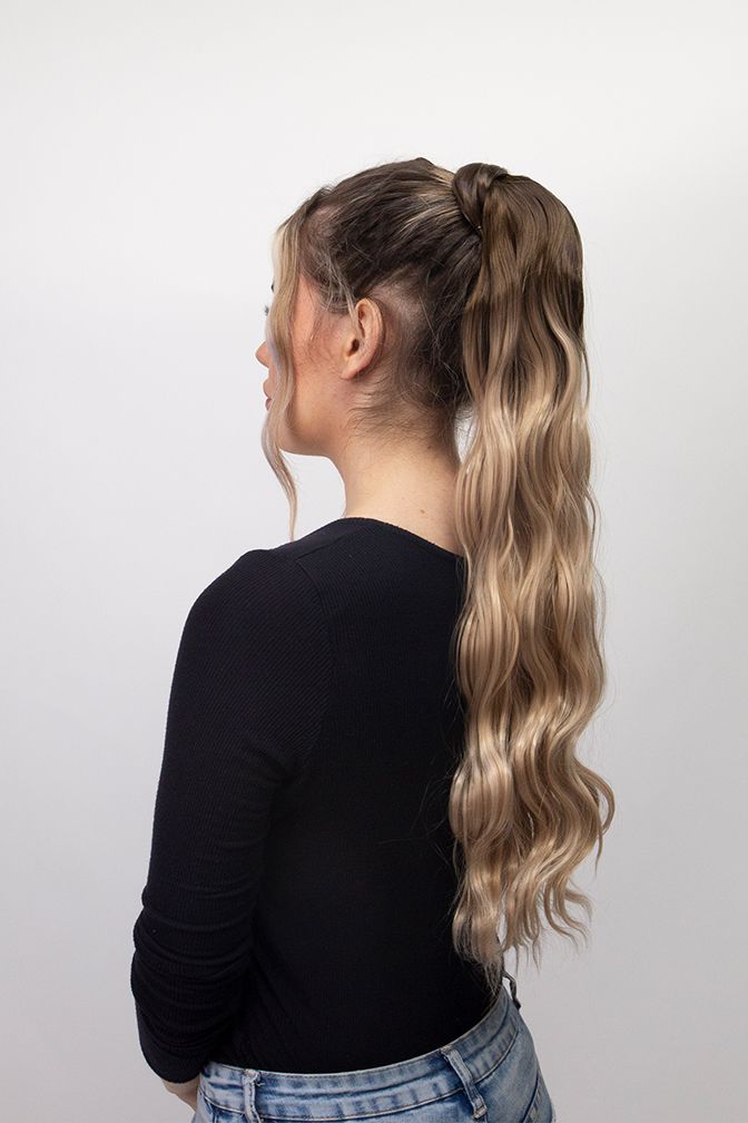 Der Hollywood-Pferdeschwanz Eis-Latte-Blond – Pferdeschwanz-Extension in Ombré-Blond, 220 Gramm, 26", Kunsthaar (Detail)