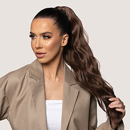 Vrouw met een lange bruine ponytail extension
